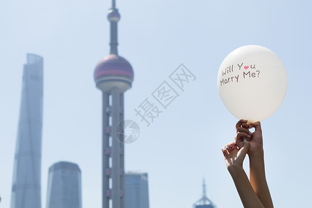 情侣求婚的气球特写图片