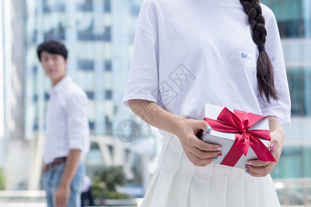 女生偷偷准备礼物送给男生图片