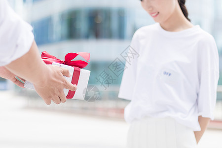 男生帮女生拿包图片男生偷偷给女生准备礼物背景