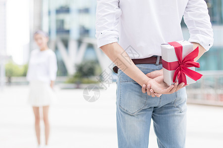 男生偷偷给女生准备礼物高清图片