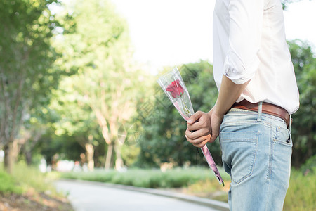 口袋公园男生准备送花给女生惊喜背景