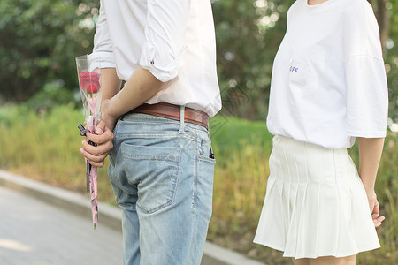 拿玫瑰女生男生准备送花给女生惊喜背景