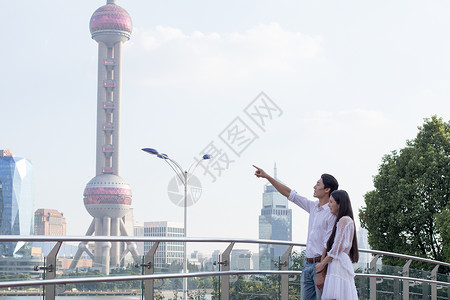 情侣牵手散步上海旅行图片