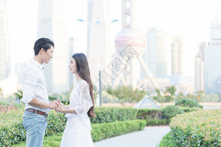 情侣牵手散步上海旅行图片