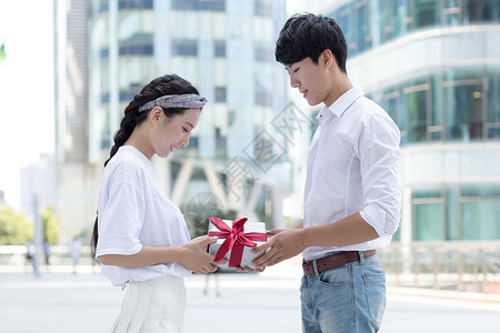 男生偷偷给女生准备礼物高清图片