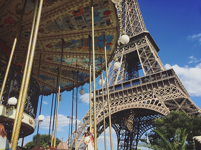 欢乐行秋天巴黎铁塔下的旋转木马背景