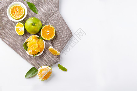 绿皮桔子白色桌面上的柑橘背景