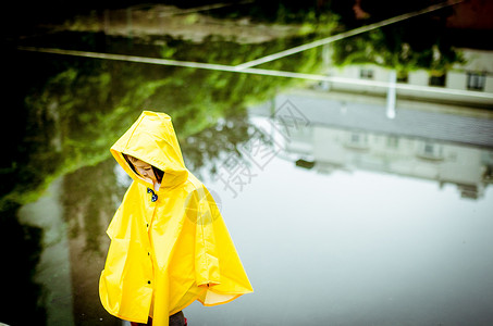 黄色雨衣下雨天穿雨衣的小朋友背景