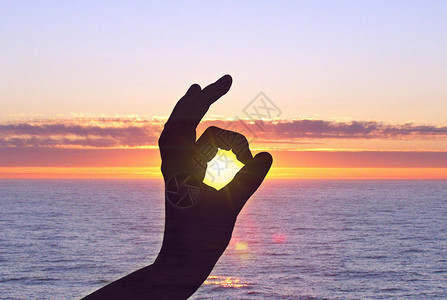 夕阳下月光胜利的手势设计图片