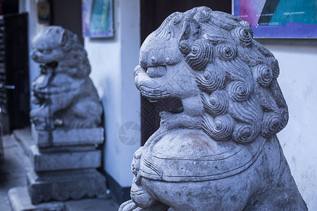 古代计时器海报大宅门口的石狮子背景