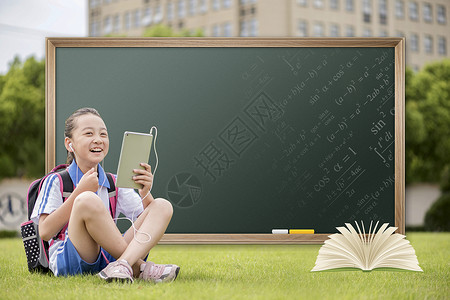 年轻女孩坐在行李箱上玩平板电脑黑板前用平板电脑学习的学生设计图片