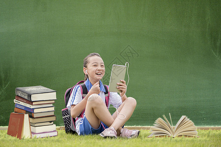 草地上读书在线教育设计图片