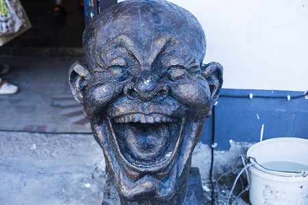 雕塑头像笑脸表情的雕塑背景