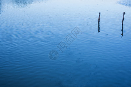 黄蓝空间极简风格河水中的柱子背景