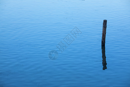 蓝底极简极简风格河水中的柱子背景