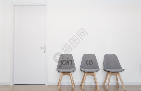 坐椅子“加入我们”在椅子上的文本设计图片
