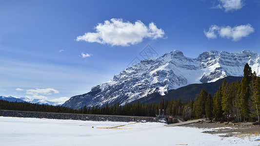 扎巴夫尼加拿大班夫国家公园雪山Lake Minnewanka背景