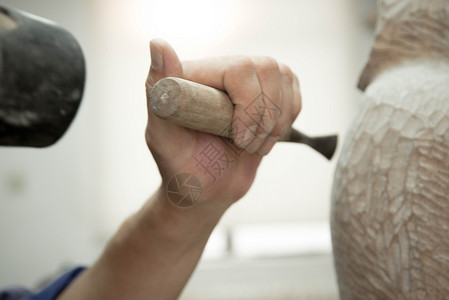 匠人雕琢的手木匠师傅木雕雕刻背景