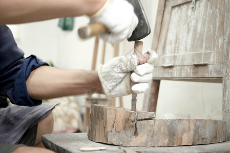 木雕处理木匠师傅处理木材背景