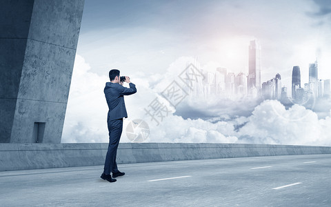 站在桥上的男人站在桥上观看云层商务男士背景图设计图片