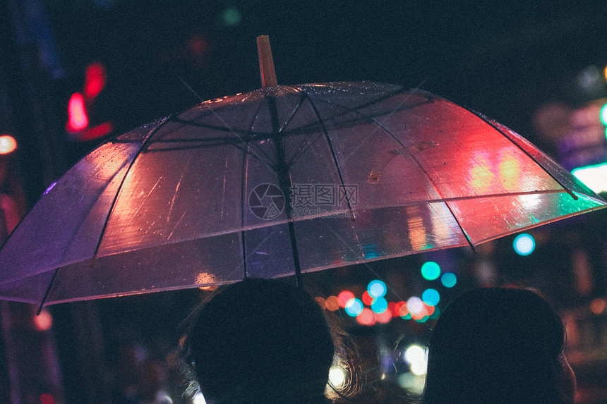 夜晚雨天撑伞的人图片