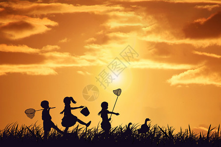儿童与自然夕阳下追逐的小伙伴设计图片