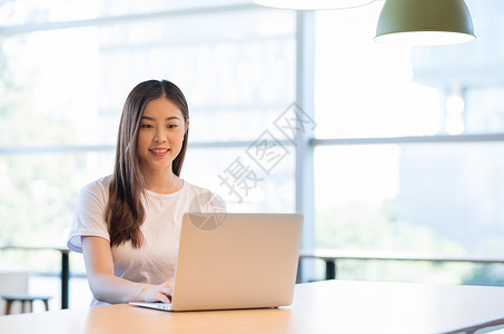 看电脑使用的电脑的年轻女性图片