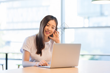 咖啡馆商务办公移动办公的职场女性图片