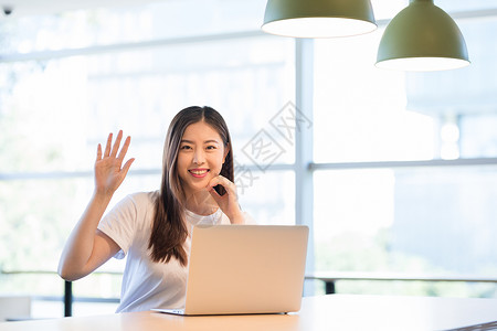 自信的职场女性图片