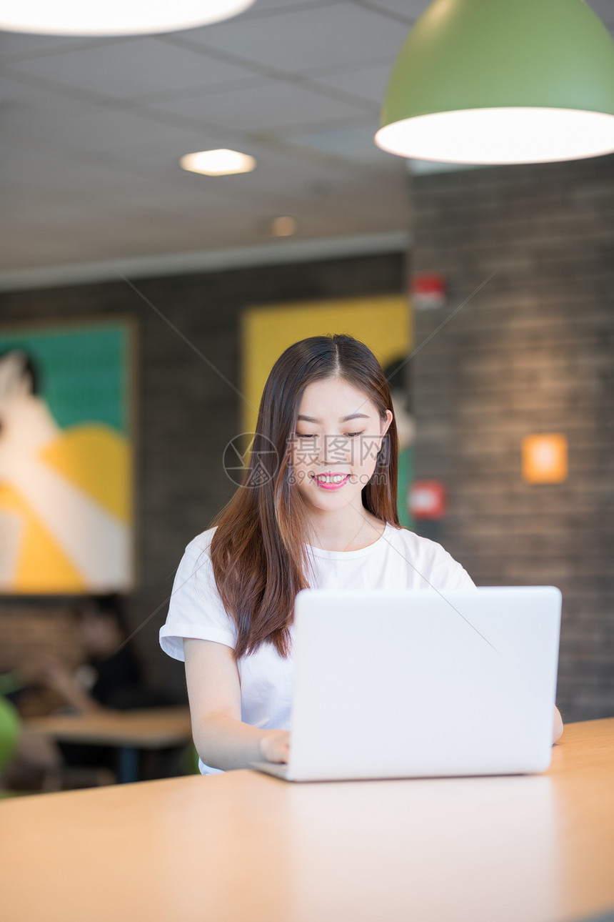 自信的职场女性图片