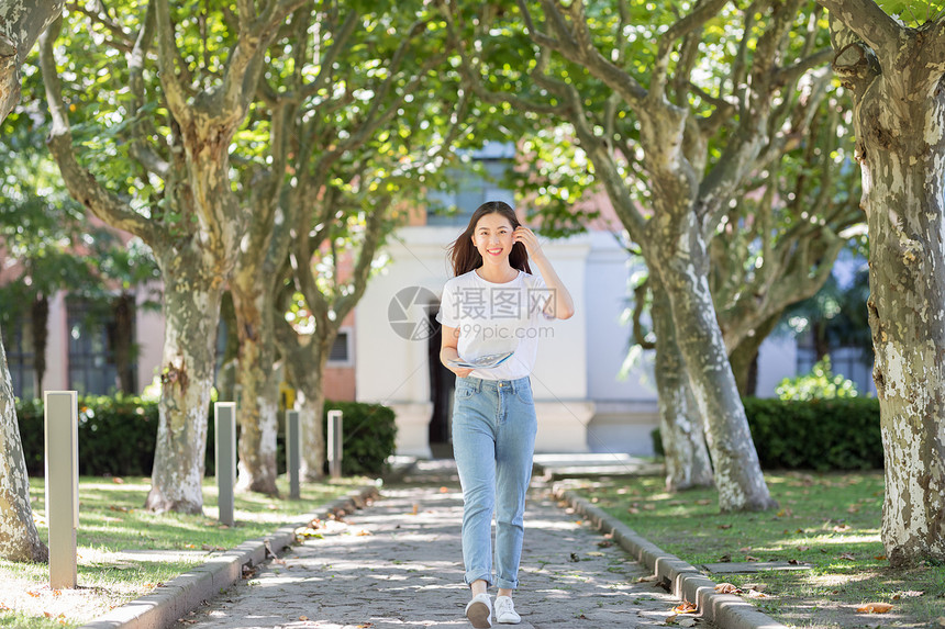 学校里抱着书边走路边撩头发的女同学图片