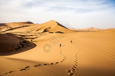 沙漠中的户外爱好者高清图片