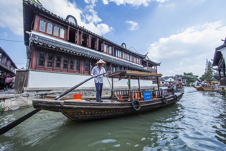 江南古镇小桥流水上船夫划船背景