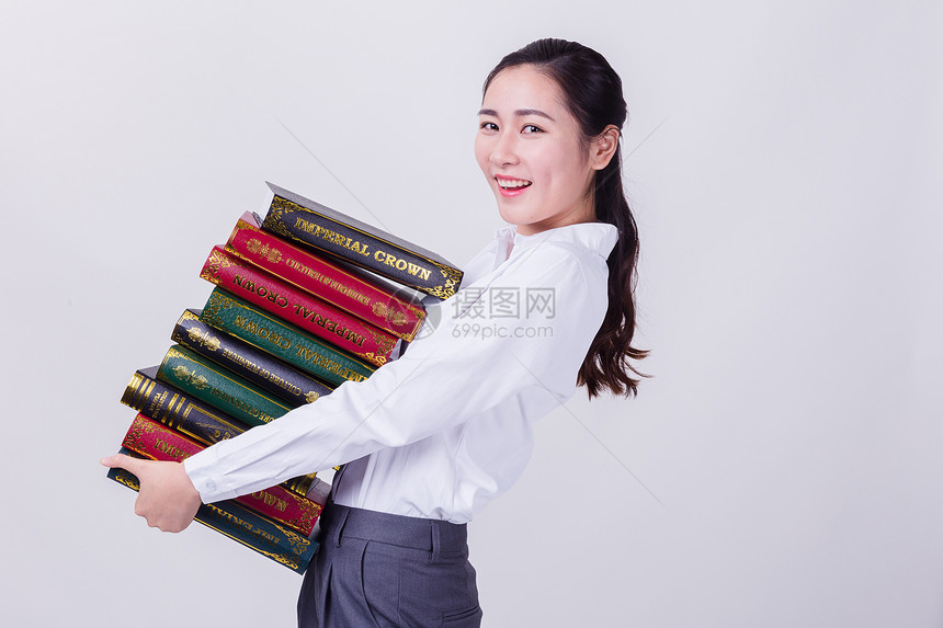 青年女人抱着书籍形象图片