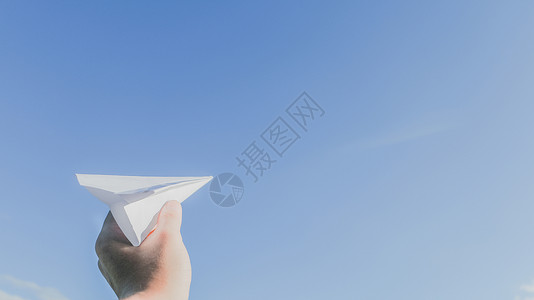 天下人蓝天下的纸飞机背景