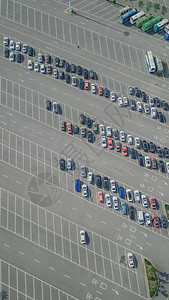 航拍线条美的停车场背景图片