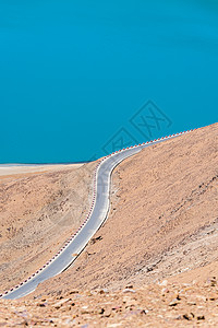 西藏羊卓雍措湖边公路图片