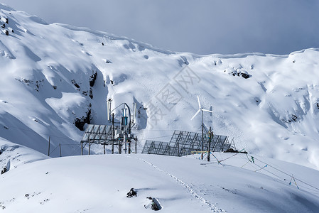 白雪山色季拉山口太阳能工作站背景