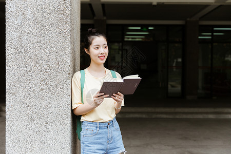 大学教学楼前女生在看书图片