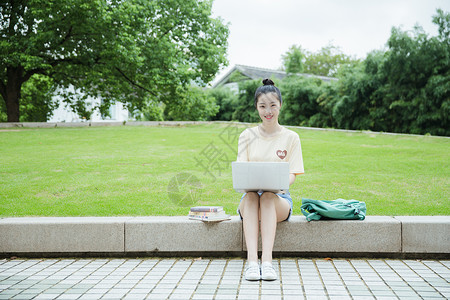 校园女生用电脑学习图片