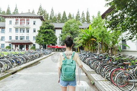 旅行箱背影大学宿舍楼前新生的背影背景