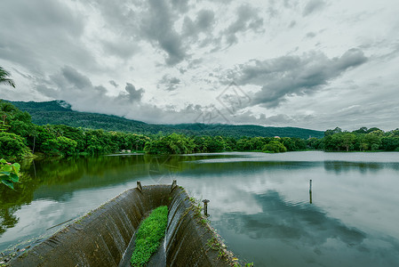 山近景泰国清迈大学静心湖背景