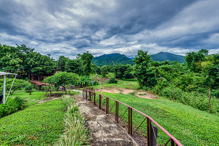 景区 护栏泰国拜县绿色草地山峦起伏背景