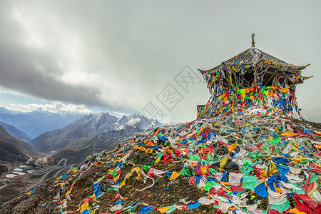 登山上顶峰四川折多山顶峰的经幡背景