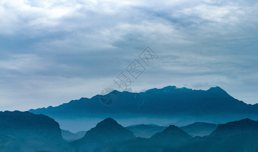 青色风景远山与雾霭背景