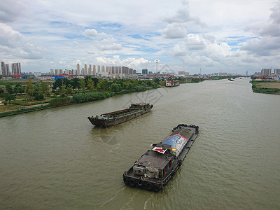 台风天注意安全蓝天下的大运河背景