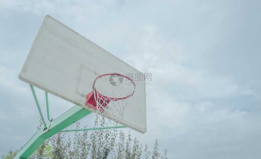 校园篮球架图片