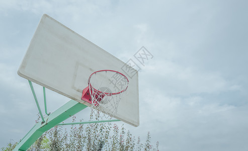 校园篮球架背景图片