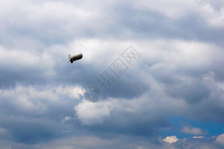 热气球飞机飘在空中的飞艇背景