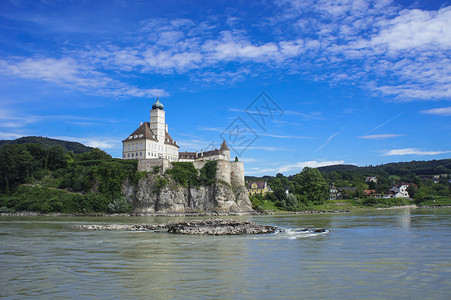 漂亮的城堡欧洲河岸的风景背景